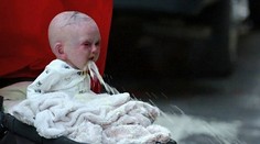 Dieťa v kočíku vystrašilo ľudí na ulici. Vyzeralo ako diabol