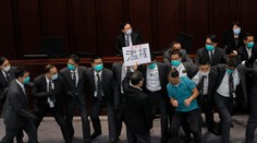 VIDEO: Bitka poslancov v hongkonskom parlamente: Niektorí si to nakrúcali na mobil