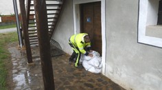 Plnia vrecia s pieskom a chystajú čerpadlá. Obce na západnom Slovensku sa pripravujú na prípadné povodne