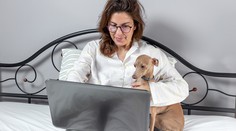 Ako oddeliť prácu od súkromia počas lockdownu? Zachovajte rutinu a choďte so psom von