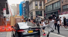 Youtuber spôsobil peklo v centre New Yorku. Chcel rozdávať počítače a herné konzoly, nakoniec skončil v putách