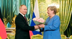 Merkelová sa stretla s Putinom a opäť ho požiadala o prepustenie Navaľného