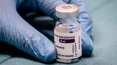 Británia eviduje po miliónoch očkovaní 30 prípadov zrazenín vakcínou AstraZeneca