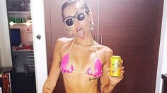 Miley Cyrus v minibikinkách. Začínajú jej vytŕčať kosti
