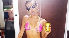 Miley Cyrus v minibikinkách. Začínajú jej vytŕčať kosti