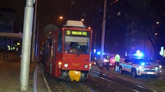 Vážna zrážka v Bratislave. Električka zrazila cyklistu, muža previezli do nemocnice