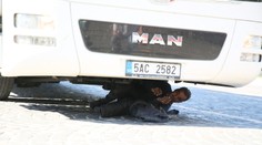 FOTO: Africkí migranti začali vyliezať z úkrytu v autobuse rovno pred Bratislavským hradom