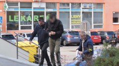 Tínedžer, ktorý na halloweenskej párty s nožom zranil dvoch ľudí, sa postavil pred súd