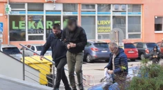 Tínedžer, ktorý na halloweenskej párty s nožom zranil dvoch ľudí, sa postavil pred súd