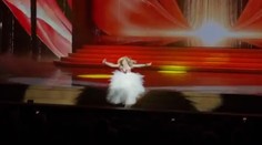 VIDEO: Speváčka počas osláv Dňa žien spadla z pódia. Pokračovala aj so zlomenou nohou