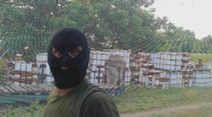 Na samozber sa vybrali po záverečnej. Prekonali oplotenie a tvár si pred kamerami zahalili do kukiel