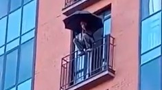 VIDEO: Experiment s tragickým koncom: Rus vyskočil z ôsmeho poschodia s dáždnikom v ruke, zomrel v sanitke