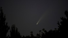 Na oblohe začína byť pozorovateľná dlhoočakávaná kométa. Uvidíte ju aj voľným okom