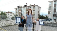 Keď sedí, je vysoká ako priemerný človek. Najvyššou ženou na svete je 24-ročná Turkyňa
