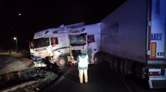 Nočná zrážka kamiónov zablokovala horský priechod Kremnické Bane