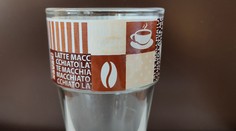 Úrad verejného zdravotníctva upozorňuje na tento nevyhovujúci pohár. Nemáte ho náhodu doma?