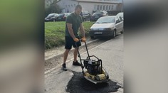Rozbitú cestu pred bytovkou nie a nie opraviť. Miestny preto chytil stroje do vlastných rúk