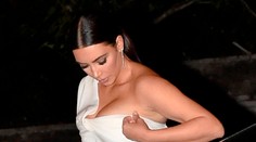 Hups. Kim vykypeli prsia z obtiahnutého korzetu