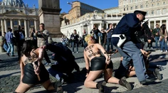 Obscénny protest vo Vatikáne: Strčte si kríž do ...!