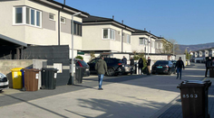 VIDEO: Neznáma žena sa vlámala na dvor prezidentky a správala sa nepríčetne. Polícia opísala zásah v Pezinku