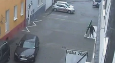 Nepochodil v krčme, skúsil inde. Muž si od zamestnankyne verejných toaliet v Prievidzi pýtal mobil ozaj netradične