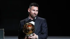 Prekvapenie sa nekonalo. Zlatú loptu získal Lionel Messi a vylepšil svoj vlastný rekord