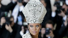 Najšokujúcejšie róby z Met Gala: Rihanna ako sexy pápež
