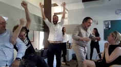 Dojímavý moment, kedy sa kolegovia ruského novinára dozvedeli, že žije