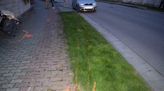 Tragédia v Dunajskej Strede! Žena šla po chodníku s kočíkom, narazilo do nej auto