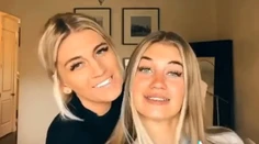 Myslia si o nich, že sú dvojičky. Mama s dcérou svojím výzorom mätú všetkých