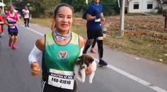 Osudové stretnutie: Počas maratónu našla na ceste šteniatko. Bežala s ním 19 km