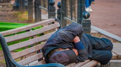 Žena vpustila do bytu bezdomovca, ktorý sa chcel len okúpať. Z vane však bežal rovno do postele