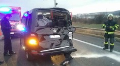 Na D2 sa zrazilo niekoľko áut a kamión, diaľnica je uzavretá