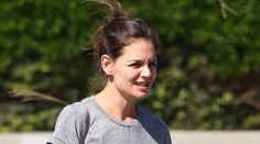 Jeden prsník hore, druhý dole. Katie Holmes by sa zišla podprsenka