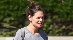 Jeden prsník hore, druhý dole. Katie Holmes by sa zišla podprsenka