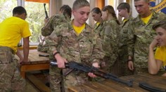 Ukrajinské deti s kalašnikovmi v rukách. Vojenský tábor ich má pripraviť na vojnu