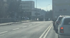 Spoliehajú sa na vyššiu moc? Skupina veriacich sa takto vybrala cez cestu