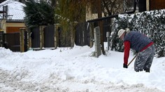 Sneh na východe Slovenska stále komplikuje dopravu. Zapadli aj hasiči, ktorí išli na zásah