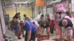 VIDEO: Španieli uprostred leta odpratávali krúpy