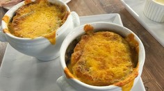 Francúzska cibuľová polievka s čedar syrom a toustom