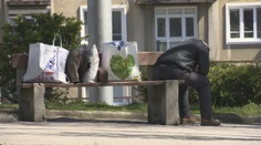 Policajti, ktorí dali bezdomovcovi pokutu za porušenie zákazu vychádzania, majú nečakane problém