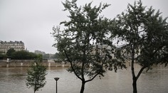 Na severe Francúzska strhli masy vody vozidlo, motorista sa utopil