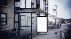 Keď čakal na autobus, ako každé ráno, obzrel sa a ten pohľad mu zlomil srdce