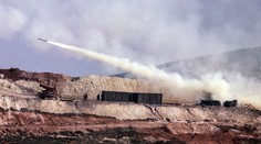 Sýrske štátne médiá hlásia raketový útok na vojenské letisko v Homse