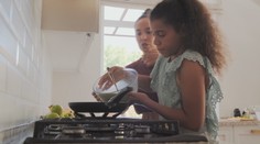 Syndróm najstaršej sestry: Vedci dokázali, že prvorodené dcéry preberajú rolu mamy