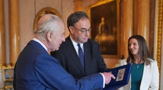 GALÉRIA: Britskému kráľovi Karolovi III. predstavili bankovky s jeho podobizňou. Pochválil ich dizajn