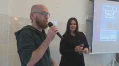 Deti čelia na sociálnych sieťach rôznym nástrahám. Influencerka Bejba žiakom vysvetlila, na čo si majú dať pozor