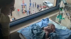 VIDEO: Tlaková vlna po výbuchu v Bejrúte zasiahla miestnosť, v ktorej sa práve konal pôrod