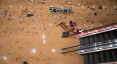 OBRAZOM: Hongkong zasiahli po tajfúne najsilnejšie dažde za 140 rokov. Povodne ochromili dopravu