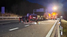 FOTO: Vážna nehoda na D1 za tunelom Branisko. Vodič vyletel na stredové betónové "áčka" a skončil na streche
